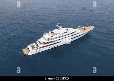 Veduta aerea di uno yacht a motore di 97 metri con elicottero a bordo, costruito dal cantiere navale Feadship e consegnato nel 2017 a Lawrence Walk, canadese Foto Stock