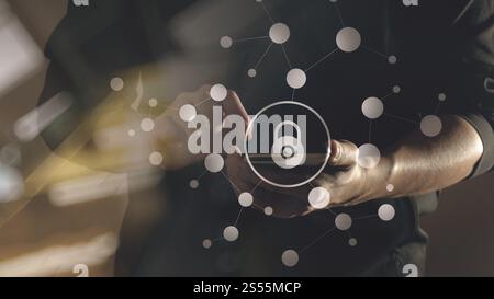 concetto di internet e networking per la sicurezza informatica. Uomo d'affari che lavora con l'icona del lucchetto dello schermo VR sul telefono cellulare Foto Stock