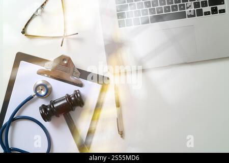 Dark Martello con stetoscopio medico vicino a laptop sulla scrivania bianca in Aula di concetto Foto Stock