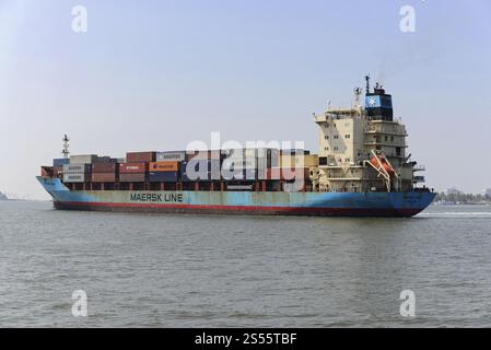 Nave container MAERSK AVON anno di costruzione 1999, lunghezza 155 m, in porto, Fort Cochin, Cochin, Kerala, India del Sud, India, Asia, Una nave container Foto Stock