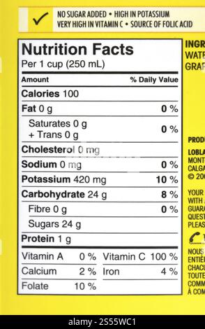Informazioni nutrizionali alimento su un pacchetto di succhi di frutta in inglese e francese prodotto canadese Foto Stock