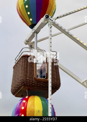 Primo piano di un cestino di vimini della ruota panoramica con palloncini colorati ad aria calda istanbul Foto Stock