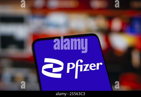 il logo pfizer viene visualizzato sullo smartphone. Pfizer Inc. È una multinazionale americana di farmaceutica e biotecnologia Foto Stock
