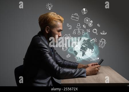 Imprenditore mani utilizza lo smartphone con doodle business icone. Concetto di comunicazione. Foto Stock