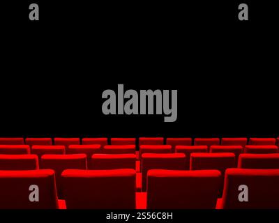 Cinema con file rosse di posti a sedere e sfondo nero per le copie. Cinema con file rosse e sfondo nero Foto Stock