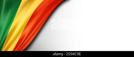 Bandiera del Mali isolata sul bianco. Striscione panoramico orizzontale. Bandiera del Mali isolata su striscione bianco Foto Stock