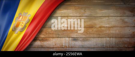 Bandiera di Andorra sul muro di legno vintage. Striscione panoramico orizzontale. Bandiera andorrana su striscione vintage da parete in legno Foto Stock