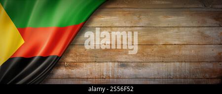 Bandiera Azawad MNLA sulla parete in legno vintage. Striscione panoramico orizzontale. Bandiera Azawad MNLA su striscione vintage da parete in legno Foto Stock