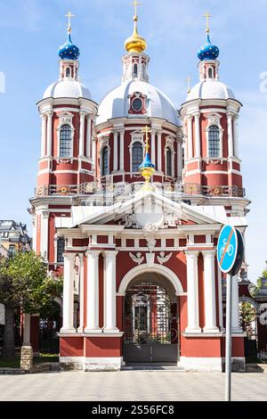 Vista della porta del Tempio del Santo Martire Clemente i, del Papa Romano (Chiesa di San Clemente) nella via Klimentovsky da via Pyatnitskaya nella città di Mosca Foto Stock