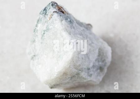 primo piano di un campione di minerale naturale proveniente dalla raccolta geologica - Roccia carbonatite non lucidata su sfondo bianco in marmo Foto Stock