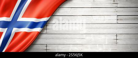Bandiera della Norvegia sul vecchio muro bianco. Striscione panoramico orizzontale. Bandiera norvegese sul vecchio stendardo bianco Foto Stock