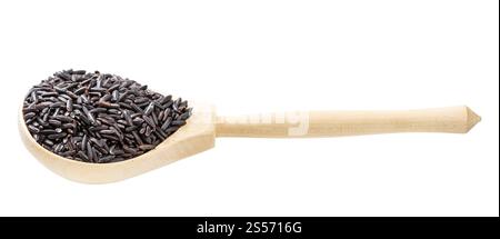 riso nero crudo in cucchiaio di legno isolato su fondo bianco Foto Stock