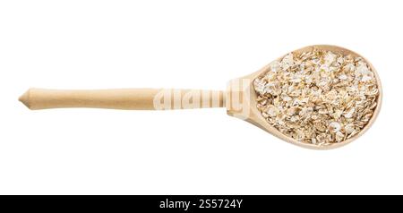 cucchiaio di legno con quattro fiocchi di cereali grezzi isolati su bianco sfondo Foto Stock