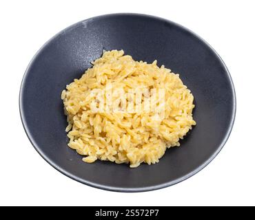 pasta di risoni bolliti in ciotola grigia isolata su fondo bianco Foto Stock