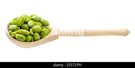 Edamame congelato (soia non matura) in cucchiaio di legno isolato su sfondo bianco Foto Stock