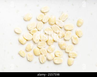 diverse urad dal grezza (grammo nero split) i fagioli si avvicinano alla piastra in ceramica grigia Foto Stock