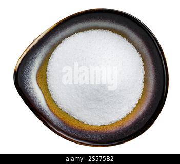 vista dall'alto del sostituto dello zucchero - estratto cristallino di stevia pianta in ciotola di ceramica isolata su fondo bianco Foto Stock
