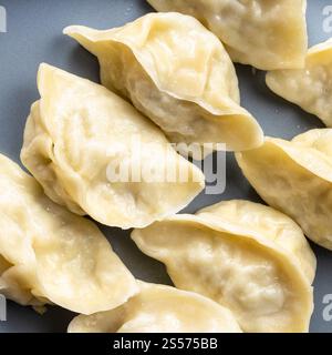 vista dall'alto dei gnocchi bolliti sulla piastra grigia da vicino Foto Stock