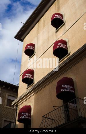 San Marino. 7 ottobre 2024 - alghe sulle vetrine del Museo delle curiosità Foto Stock