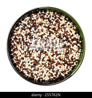 vista dall'alto della miscela di grani di quinoa nel recipiente rotondo isolato su sfondo bianco Foto Stock
