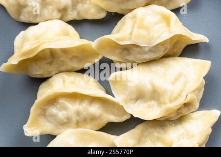 vista dall'alto dei gnocchi cotti sulla piastra grigia da vicino Foto Stock