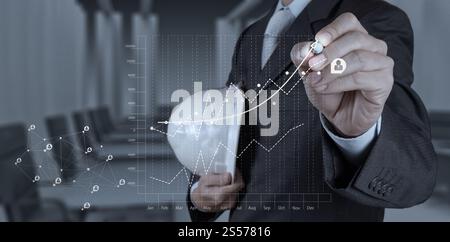 Il project manager lavora e aggiorna le attività con la pianificazione dei progressi delle pietre miliari e la pianificazione del grafico di Gantt virtual diagram.businessman scrittura manuale in Foto Stock