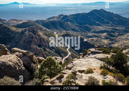 La vista mozzafiato da Windy Point Vista rivela le maestose catene montuose e le tortuose strade della Foresta Nazionale di Coronado. Foto Stock