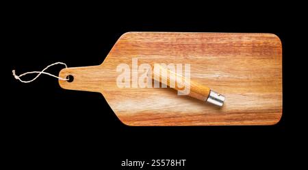Tagliere in legno e coltello tascabile isolato su sfondo nero. Tagliere in legno e coltello tascabile isolato sul nero Foto Stock
