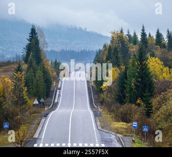 Le montagne Carpazi e l'autostrada sul passo di montagna, Ucraina. Foto Stock