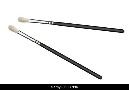 due spazzole per il trucco isolate su sfondo bianco. due spazzole per il trucco Foto Stock