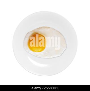 Vista dall'alto del piatto bianco con uova fritte isolate su sfondo bianco. Vista dall'alto del piatto bianco con uova fritte Foto Stock