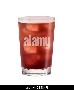 soda in vetro con cubetti di ghiaccio su sfondo bianco Foto Stock