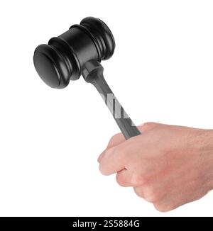 Mano maschio che tiene il martelletto di legno isolato su sfondo bianco Foto Stock