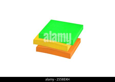 le note adesive si impilano isolate su bianco Foto Stock