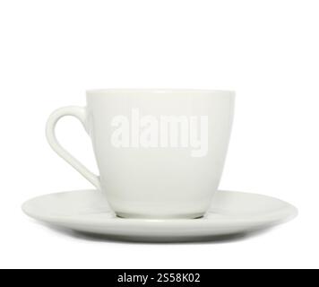 Tazza e piattino isolati su sfondo bianco. Tazza e piattino su sfondo bianco Foto Stock