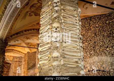 Ossa umane presso la Capela dos Ossos presso la chiesa di San Francesco o igreja de Sao Francisco nella città vecchia di Evora ad Alentejo in Portogallo. Foto Stock