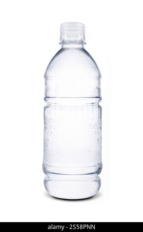 l'acqua cade su una piccola bottiglia d'acqua. piccola bottiglia d'acqua isolata Foto Stock