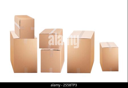 scatole di cartone isolate su sfondo bianco. scatole di cartone isolate Foto Stock
