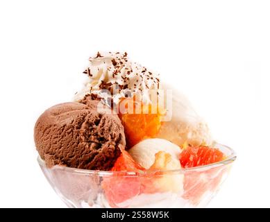 Gelato in recipiente con frutta isolata su bianco. Gelato nel recipiente con frutta Foto Stock