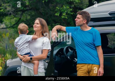 Avventura in famiglia per godersi ed esplorare la natura insieme guidando con il veicolo in un emozionante viaggio Foto Stock