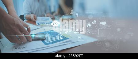 Uomo d'affari con un team che lavora su uno smartphone moderno virtuale per ridurre le emissioni di CO2 le emissioni di carbonio i cambiamenti climatici per limitare il riscaldamento globale. Sostenibile Foto Stock