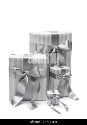 Scatole regalo in bianco e nero isolate su sfondo bianco. Confezioni regalo bianche e nere Foto Stock