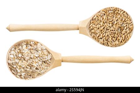 set di viste dall'alto di cucchiaino di legno con grani di avena isolati su sfondo bianco Foto Stock