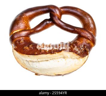 vista frontale del bretzel con cristalli di sale isolati su sfondo bianco Foto Stock