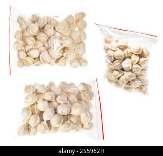Set di Pelmeni surgelati (gnocchi russi ripieni di carne macinata) in sacchetti di plastica isolati su sfondo bianco Foto Stock