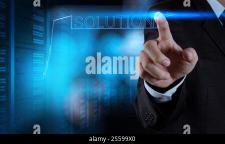 Imprenditore mano soluzione spingendo il grafico su una interfaccia touch-screen Foto Stock