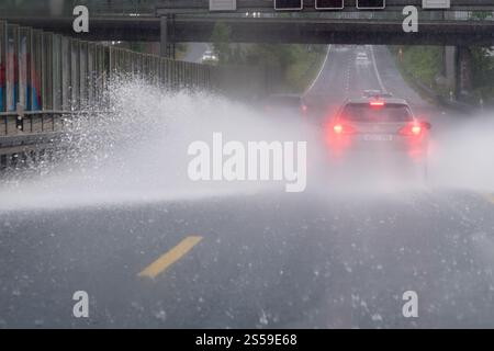 Forti piogge sulla Bundesautobahn A46 a Wuppertal, Renania settentrionale-Vestfalia, Germania © Wojciech Strozyk / Alamy Stock Photo Foto Stock