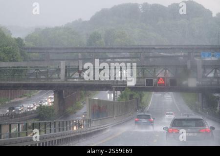 Forti piogge sulla Bundesautobahn A46 a Wuppertal, Renania settentrionale-Vestfalia, Germania © Wojciech Strozyk / Alamy Stock Photo Foto Stock