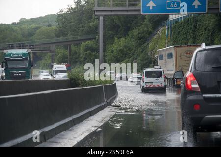 Forti piogge sulla Bundesautobahn A46 a Wuppertal, Renania settentrionale-Vestfalia, Germania © Wojciech Strozyk / Alamy Stock Photo Foto Stock