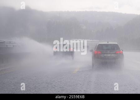 Forti piogge sulla Bundesautobahn A46 a Wuppertal, Renania settentrionale-Vestfalia, Germania © Wojciech Strozyk / Alamy Stock Photo Foto Stock